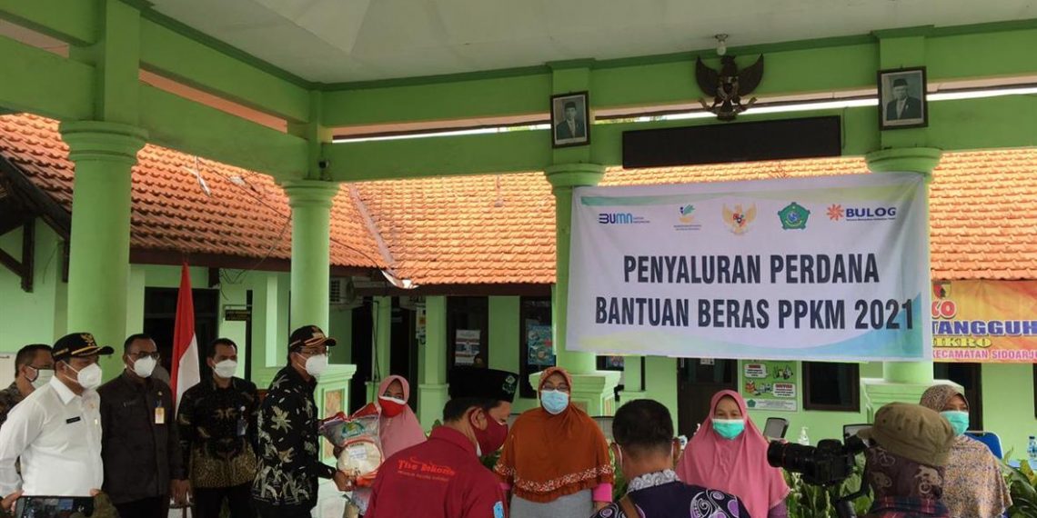 Bupati Sidoarjo Salurkan Ratusan Ribu Bansos Untuk Warga Terdampak PPKM Darurat