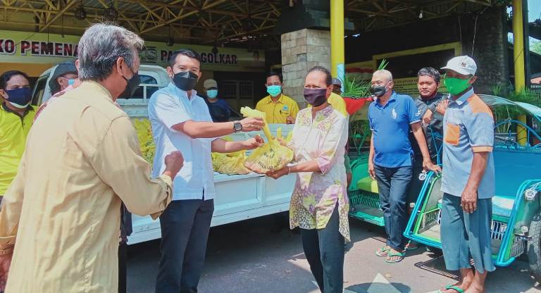 Rayakan Idul Adha, Golkar Sidoarjo Berbagi Daging Kurban