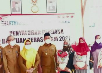 Gelontor 86,5 Ton Beras PPKM, Bupati Gresik Ajak Warga Jadi Pelopor Prokes