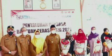 Gelontor 86,5 Ton Beras PPKM, Bupati Gresik Ajak Warga Jadi Pelopor Prokes