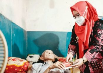 Salurkan Bantuan ke Lansia, Bu Min Trenyuh dan Doakan Cepat Sembuh