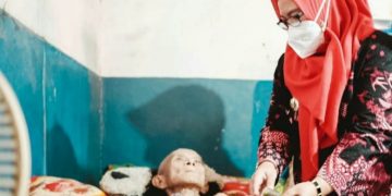 Salurkan Bantuan ke Lansia, Bu Min Trenyuh dan Doakan Cepat Sembuh