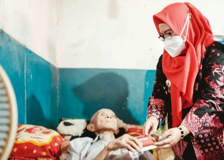 Salurkan Bantuan ke Lansia, Bu Min Trenyuh dan Doakan Cepat Sembuh