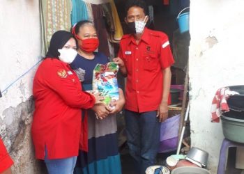 Para Kader PDIP Surabaya Bagikan Permakanan pada Keluarga Isoman