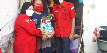 Para Kader PDIP Surabaya Bagikan Permakanan pada Keluarga Isoman