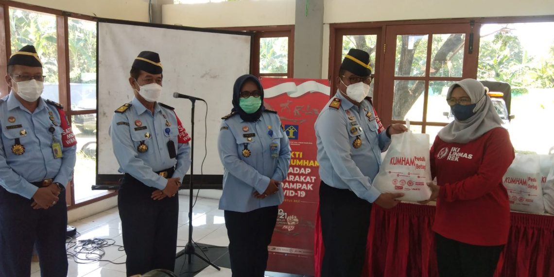 BERBAGI: Kakanwil Krismono memberikan sembako secara simbolis kepada Camat Sukolilo Amalia Kurniawati disaksikan para kadiv.