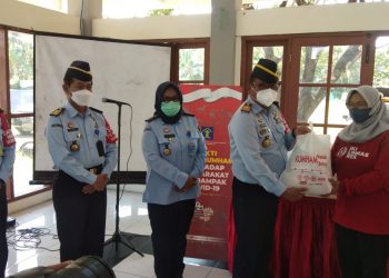 BERBAGI: Kakanwil Krismono memberikan sembako secara simbolis kepada Camat Sukolilo Amalia Kurniawati disaksikan para kadiv.