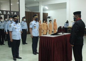 Serah terima jabatan dilaksanakan di Aula Kantor Imigrasi Kelas I Khusus TPI Surabaya di Jalan Juanda disaksikan Kepala Kanwil Kemenkumham Jatim, Krismono, Senin (16/08/2021).