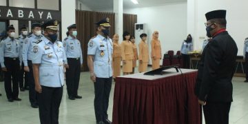 Serah terima jabatan dilaksanakan di Aula Kantor Imigrasi Kelas I Khusus TPI Surabaya di Jalan Juanda disaksikan Kepala Kanwil Kemenkumham Jatim, Krismono, Senin (16/08/2021).