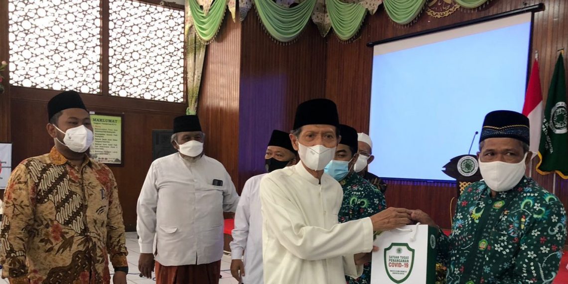 Gresik Kembali Zona Orange, MUI Bagikan Vitamin dan Masker kepada Para Dai