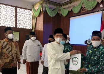 Gresik Kembali Zona Orange, MUI Bagikan Vitamin dan Masker kepada Para Dai