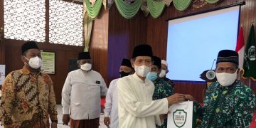 Gresik Kembali Zona Orange, MUI Bagikan Vitamin dan Masker kepada Para Dai