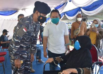 Panglima Koarmada II Laksda TNI Dr. Iwan Isnurwanto, S.H.,M.A.P.,M.Tr.(Han) meninjuau serbuan vaksin di Malang