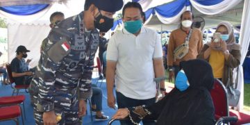 Panglima Koarmada II Laksda TNI Dr. Iwan Isnurwanto, S.H.,M.A.P.,M.Tr.(Han) meninjuau serbuan vaksin di Malang