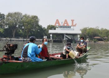 Asyik Cari Ikan, Kaget Nelayan Dapat Layanan Vaksin dari Vaksinator AAL