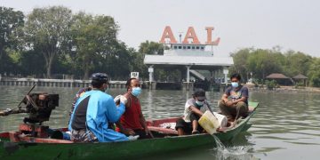 Asyik Cari Ikan, Kaget Nelayan Dapat Layanan Vaksin dari Vaksinator AAL