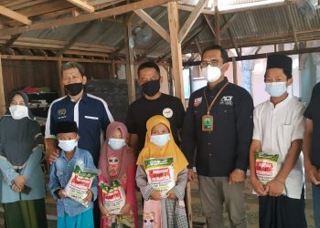 ACT-PWI-ESI Gresik Kompak Bagikan Paket Sembako kepada Anak Yatim dan Pospes