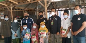 ACT-PWI-ESI Gresik Kompak Bagikan Paket Sembako kepada Anak Yatim dan Pospes