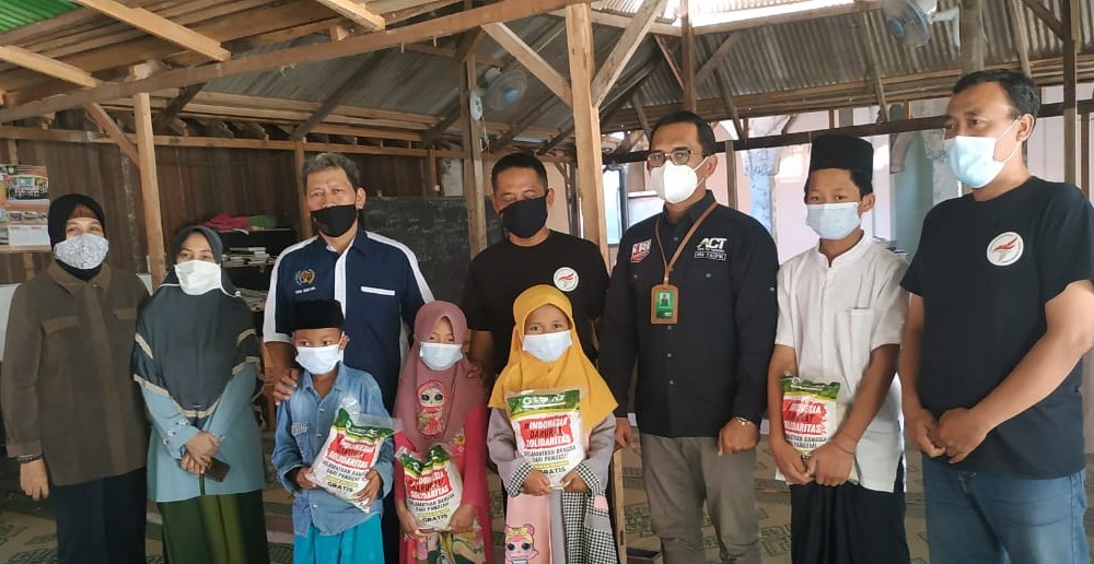 ACT-PWI-ESI Gresik Kompak Bagikan Paket Sembako kepada Anak Yatim dan Pospes