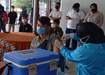 Akademi Angkatan Laut (AAL) terus menggaungkan program Serbuan Vaksin Maritim TNI AL bagi masyarakat maritim disekitar kampus Taruna Laut