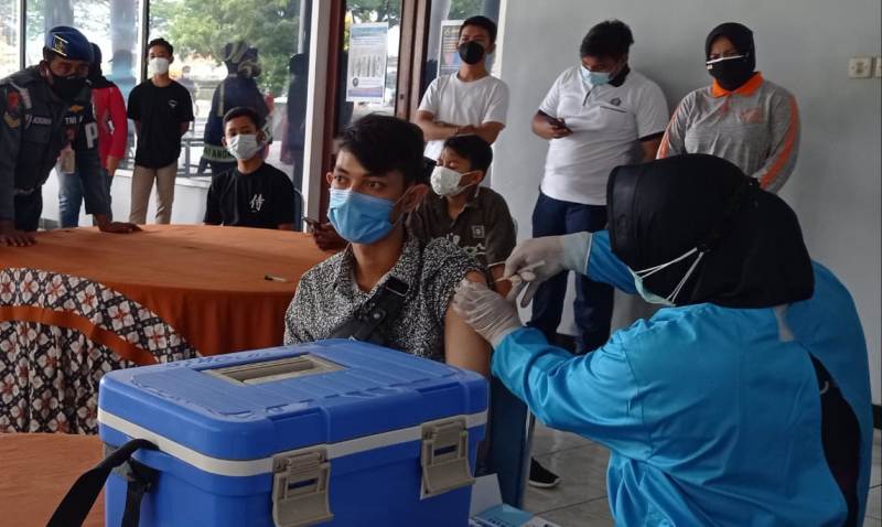 Akademi Angkatan Laut (AAL) terus menggaungkan program Serbuan Vaksin Maritim TNI AL bagi masyarakat maritim disekitar kampus Taruna Laut