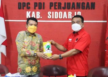 Adam Rusydi Ketua DPD Partai Golkar Sidoarjo bersama Sumi Harsono Ketua DPC PDIP Sidoarjo