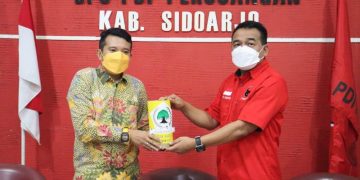 Adam Rusydi Ketua DPD Partai Golkar Sidoarjo bersama Sumi Harsono Ketua DPC PDIP Sidoarjo