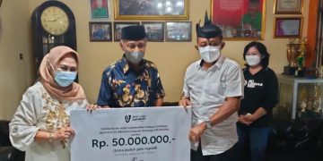 Armuji-saat-mengunjungi-dan-memberikan-sumbangan-Rp-50-juta-kepada-maestro-ludruk-Kartolo.jpg