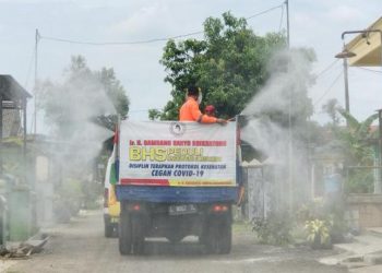 BHS Peduli Lingkungan dan Kesehatan melakukan penyemprotan disinfektan di Desa Sebani Kecamatan Tarik, Kabupaten Sidoarjo