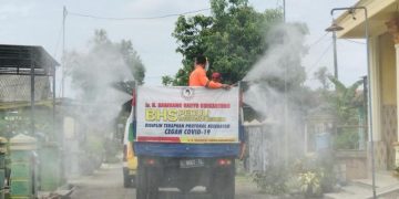 BHS Peduli Lingkungan dan Kesehatan melakukan penyemprotan disinfektan di Desa Sebani Kecamatan Tarik, Kabupaten Sidoarjo