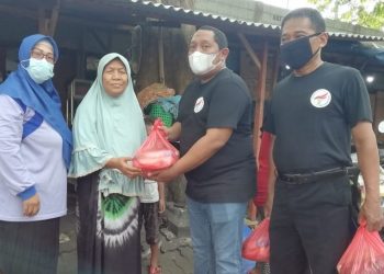 E-Sports Gresik Berbagi Sembako Kepada Warga Anjal