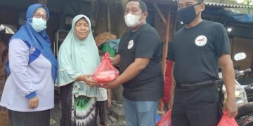 E-Sports Gresik Berbagi Sembako Kepada Warga Anjal
