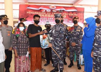 Gubernur AAL Tinjau Vaksinasi Maritim TNI AL di Pulau Mandangin