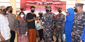 Gubernur AAL Tinjau Vaksinasi Maritim TNI AL di Pulau Mandangin