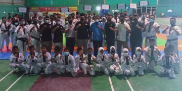 Ketua Umum Pengprov Kodrat Jatim Ir H. Bambang Haryo Soekartono foto bersama seusai membuka Porkab Sidoarjo di GOR Tenis Indoor Sidoarjo