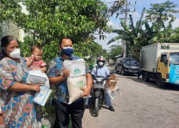 PT Megasurya Mas saat membagi bingkisan ke warga