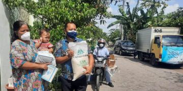 PT Megasurya Mas saat membagi bingkisan ke warga