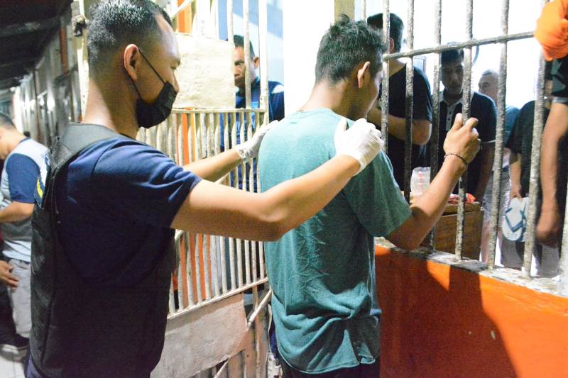 Kemenkumham Jatim Bersama TNI dan Polisi Geledah Dua Lapas