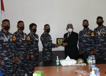 Taruna Akademi Angkatan Laut (AAL) Tingkat III Angkatan ke-68 yang tergabung dalam Satuan Latihan Kartika Jala Krida (Satlat KJK) 2021 didampingi Komandan KRI Bima Suci dan Palaklat KJK 2021, belajar berdiplomasi dengan bersilaturahmi ke beberapa Forum Komunikasi Pimpinan Daerah (Forkompimda) Provinsi Kaltara, Sabtu (18/9/2021).