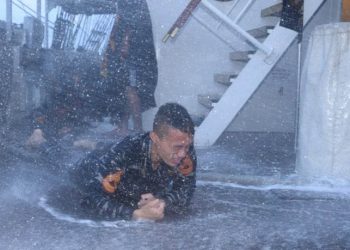 Prosesi Mandi Khatulistiwa ala Taruna AAL Angkatan 68