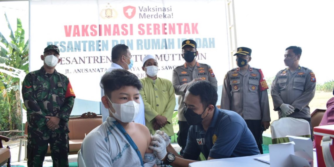 Polisi Vaksinasi Jamaah Shalat Jumat Masjid Agung Sidoarjo
