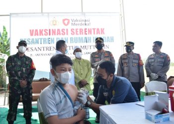 Polisi Vaksinasi Jamaah Shalat Jumat Masjid Agung Sidoarjo