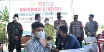 Polisi Vaksinasi Jamaah Shalat Jumat Masjid Agung Sidoarjo