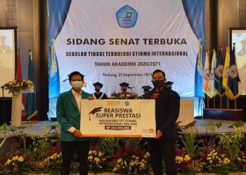 Manager Kelembagaan Baitul Maal Hidayatullah (BMH) Jawa Timur, Indokhul Makmun, SE menyerahkan bantuan paket beasiswa Super Prestasi senilai 252 juta