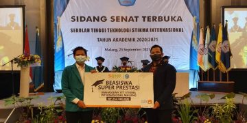 Manager Kelembagaan Baitul Maal Hidayatullah (BMH) Jawa Timur, Indokhul Makmun, SE menyerahkan bantuan paket beasiswa Super Prestasi senilai 252 juta