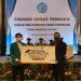 Manager Kelembagaan Baitul Maal Hidayatullah (BMH) Jawa Timur, Indokhul Makmun, SE menyerahkan bantuan paket beasiswa Super Prestasi senilai 252 juta