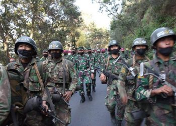 Angkatan ke-166 Taruna AAL Tingkat III Korps Marinir dan siswa Marinir Kodiklatal di Pegunungan Bromo, Probolinggo, Jawa Timur, Rabu, 13 Oktober 2021.