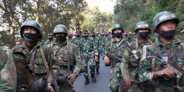 Angkatan ke-166 Taruna AAL Tingkat III Korps Marinir dan siswa Marinir Kodiklatal di Pegunungan Bromo, Probolinggo, Jawa Timur, Rabu, 13 Oktober 2021.