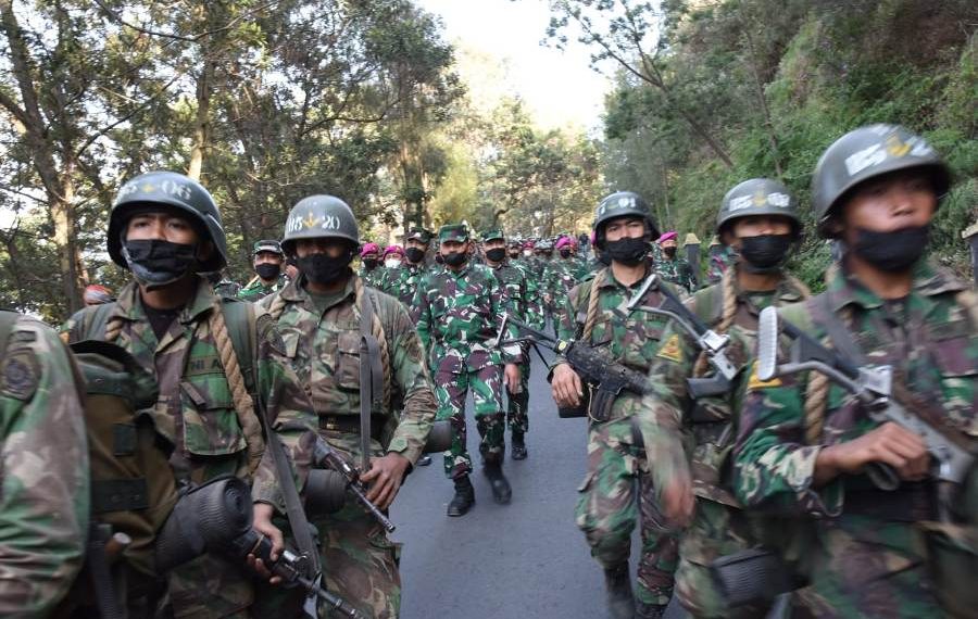 Angkatan ke-166 Taruna AAL Tingkat III Korps Marinir dan siswa Marinir Kodiklatal di Pegunungan Bromo, Probolinggo, Jawa Timur, Rabu, 13 Oktober 2021.