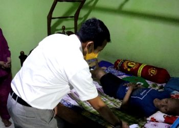 Adam Rusydi menengok penderita tumor di Dusun Kendal Desa Bakung Pringgodani, Kecamatan Balongbendo, Kabupaten Sidoarjo.
